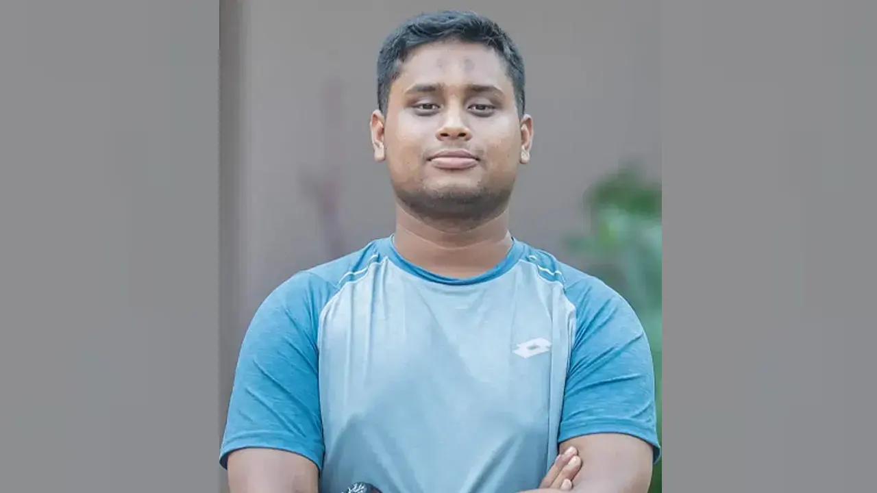 হাসনাত আব্দুল্লাহর গাড়িতে হামলা